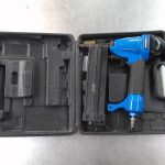 CLOUEUSE PNEUMATIQUE (GUN A CLOU) / BLEU