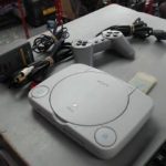 CONSOLE PLAYSTATION 1 / GRIS