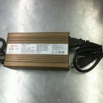 CHARGEUR BATTERIE / MARRON