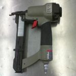 CLOUEUSE PNEUMATIQUE (GUN A CLOU) / GRIS