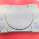 CONSOLE PLAYSTATION 1 / GRIS