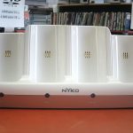 CHARGEUR DE BATTERIE DE JEU / BLANC