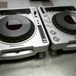 2 TABLES TOURNANTES DJ AVEC LECTEUR CD  / GRIS