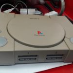 CONSOLE PLAYSTATION 1 / GRIS