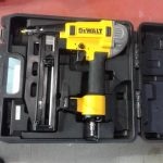 CLOUEUSE PNEUMATIQUE (GUN A CLOU) / JAUNE