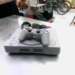 CONSOLE PLAYSTATION 1 / GRIS