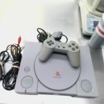CONSOLE PLAYSTATION 1 / GRIS