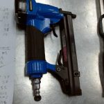 CLOUEUSE PNEUMATIQUE (GUN A CLOU) / BLEU