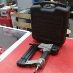 CLOUEUSE PNEUMATIQUE (GUN A CLOU) / GRIS