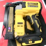 OUTIL ELECTRIQUE A DETAILLER / JAUNE