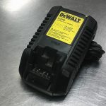 CHARGEUR DE BATTERIE SANS FILS / NOIR