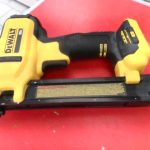 OUTIL ELECTRIQUE A DETAILLER / JAUNE