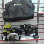 ENSSEMBLE D'OUTILS À BATTERIE / PERCEUSE, SCIE RONDE, SCIE VA-ET-VIEN, LUMIERE ET DEUX BATTERIES