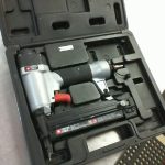 CLOUEUSE PNEUMATIQUE (GUN A CLOU) / GRIS