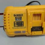 CHARGEUR DE BATTERIE SANS FILS / JAUNE