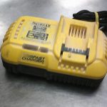 CHARGEUR DE BATTERIE SANS FILS / JAUNE