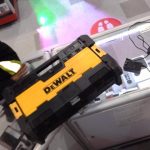 OUTIL ELECTRIQUE A DETAILLER / JAUNE