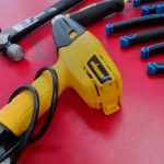 OUTIL ELECTRIQUE A DETAILLER / JAUNE