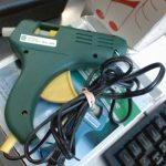 PISTOLET A COLLE / VERT