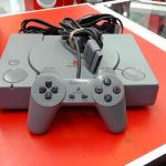 CONSOLE PLAYSTATION 1 / GRIS